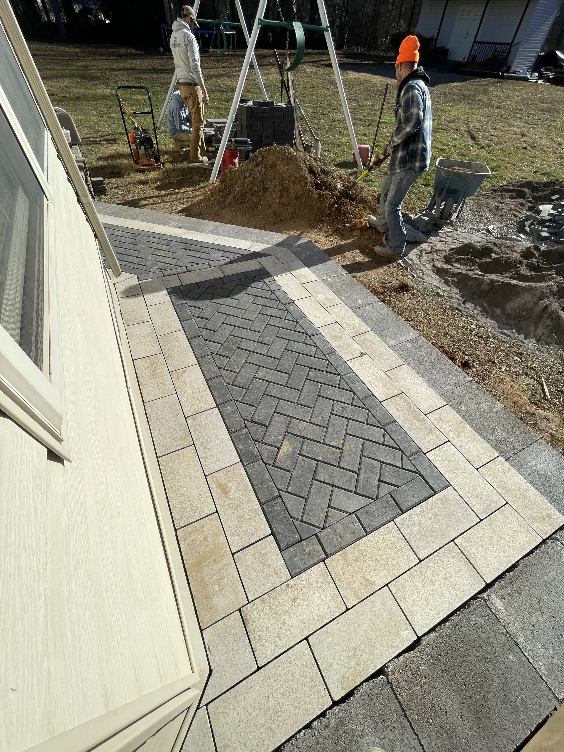 Paver patio and retaining wall Knoxville TN by Block Solid Construction